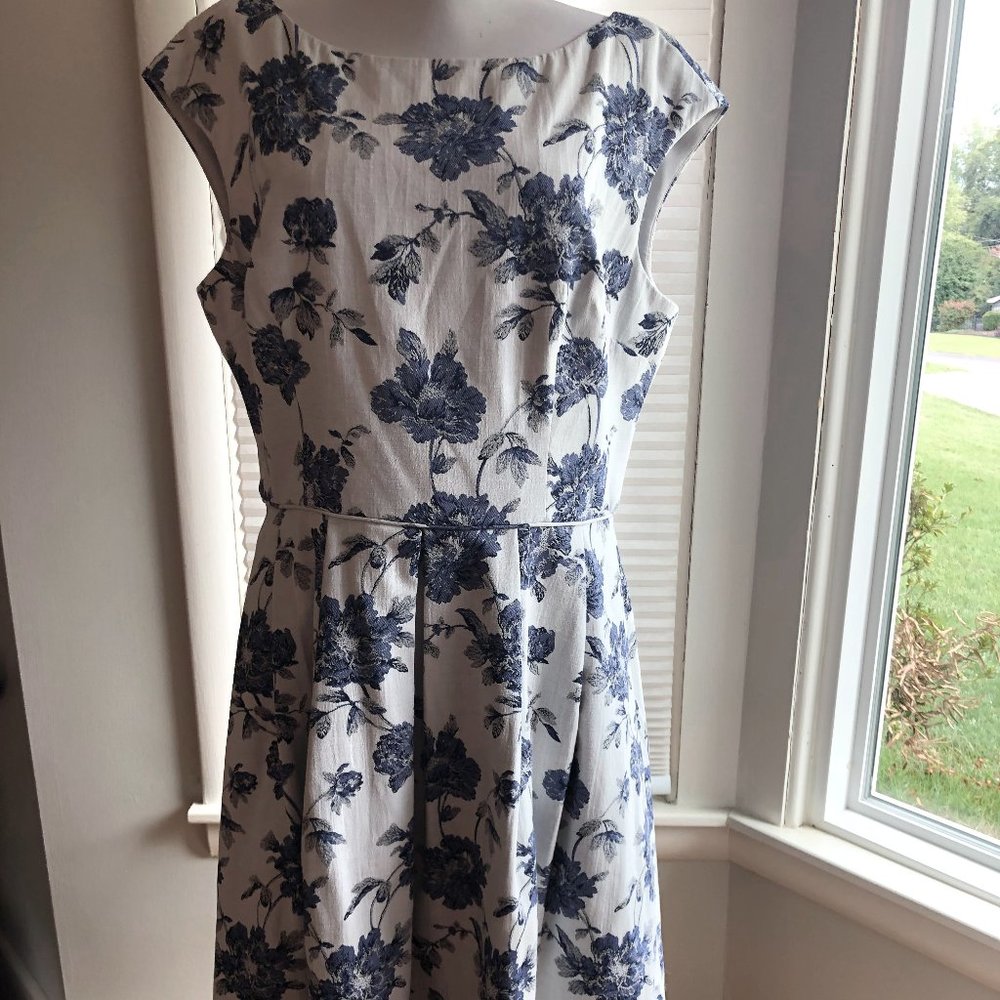 Stylish High-Neck Blue Floral Sleeveless Dress by Gal Meets Glam in US size 14